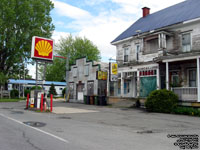 Shell gas station in St-Barnab�-Sud,QC